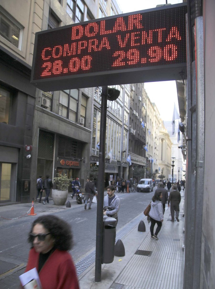 PIZARRA. La cotizaci&oacute;n del d&oacute;lar, ahora sin competencia. FOTO ARCHIVO