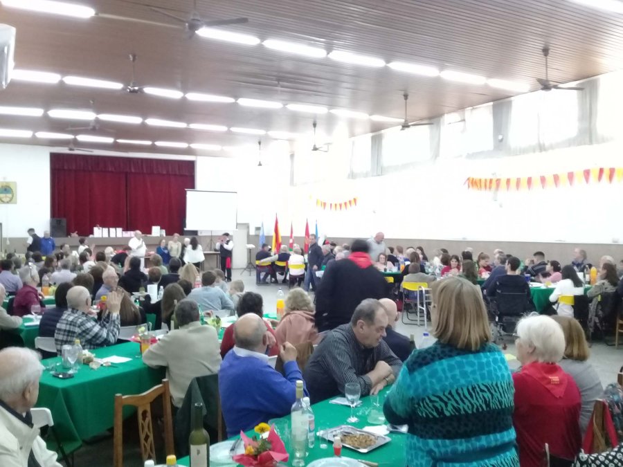 FOTO M. LIOTTA// COLMADO./ As&iacute; volvi&oacute; a lucir el sal&oacute;n social de la instituci&oacute;n. FOTO LA OPINION// PAELLA./ La presentaci&oacute;n del sabroso manjar. FOTO M. LIOTTA// RECONOCIMIENTO./ Fue exaltada la tarea de varias mujeres que abogan por el sostenimiento