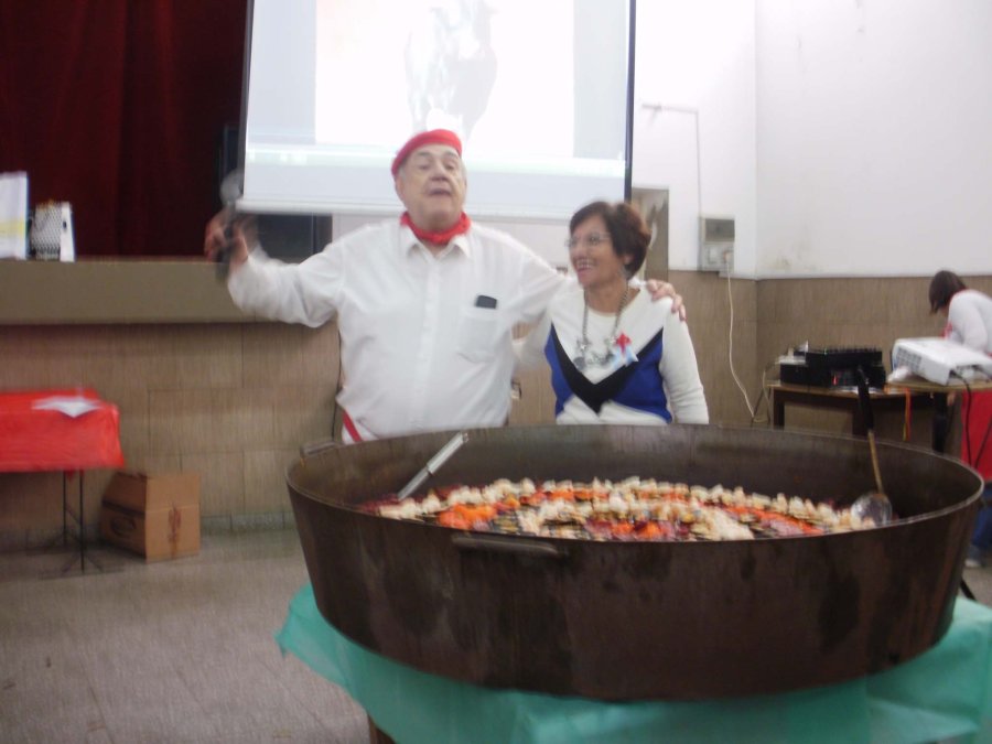 FOTO M. LIOTTA// COLMADO./ Así volvió a lucir el salón social de la institución. FOTO LA OPINION// PAELLA./ La presentación del sabroso manjar. FOTO M. LIOTTA// RECONOCIMIENTO./ Fue exaltada la tarea de varias mujeres que abogan por el sostenimiento