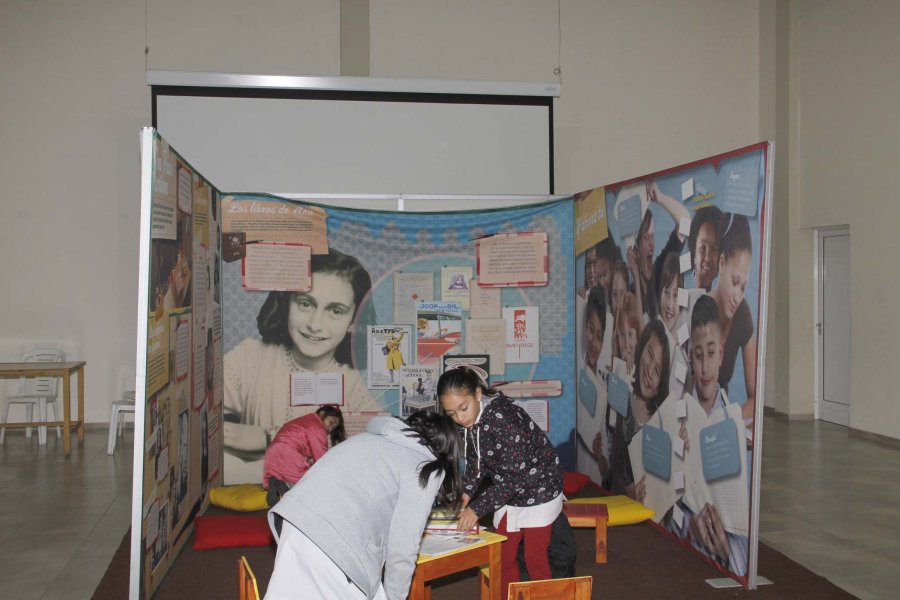 FOTO F. MELCHIORI// MUESTRA./ Los escolares y docentes dan utilidad a la muestra itinerante. GONZALO TOSELLI./ El Intendente local no ocultó su satisfacción.