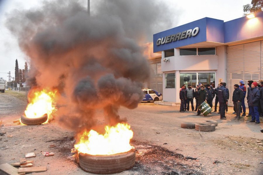 FOTO C5N CONCENTRACION. Los obreros frente a la f&aacute;brica en San Lorenzo.