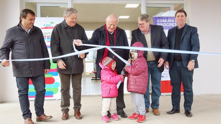 FOTO SCS// INAUGURACION./Diego Leone, Carlos Fascendini, Miguel Lifschitz, Julio M&uuml;ller y Rub&eacute;n Pirola, junto a ni&ntilde;os en la nueva Terminal de Omnibus.