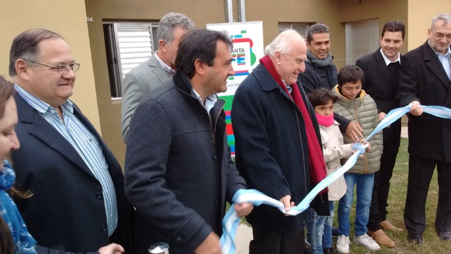FOTO PRENSA COMUNA// CORTE DE CINTAS./ Rams&eacute;s Medina, Diego Leone, Omar Mart&iacute;nez, Miguel Lifschitz, Mauro Gilabert, Alcides Calvo y uno de los adjudicatarios.