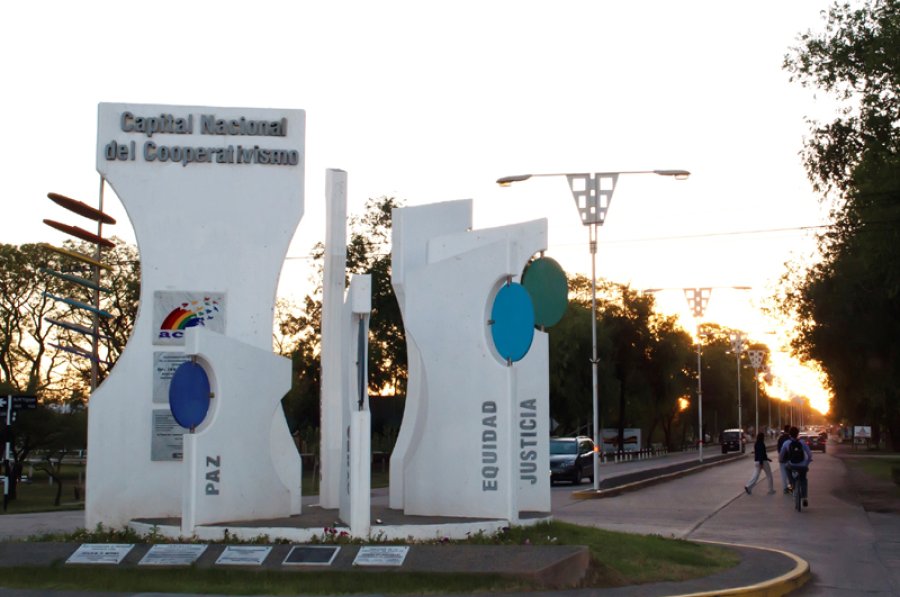 FOTO ARCHIVO// MONUMENTO AL COOPERATIVISMO./ Ubicado en la avenida de acceso a la ciudad.