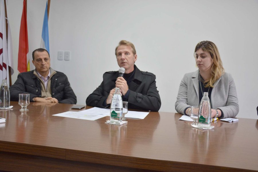FOTO COMUNICACION// LANZAMIENTO./ Claudio Borra, Gonzalo Toselli y Fabrina Girard durante el encuentro.