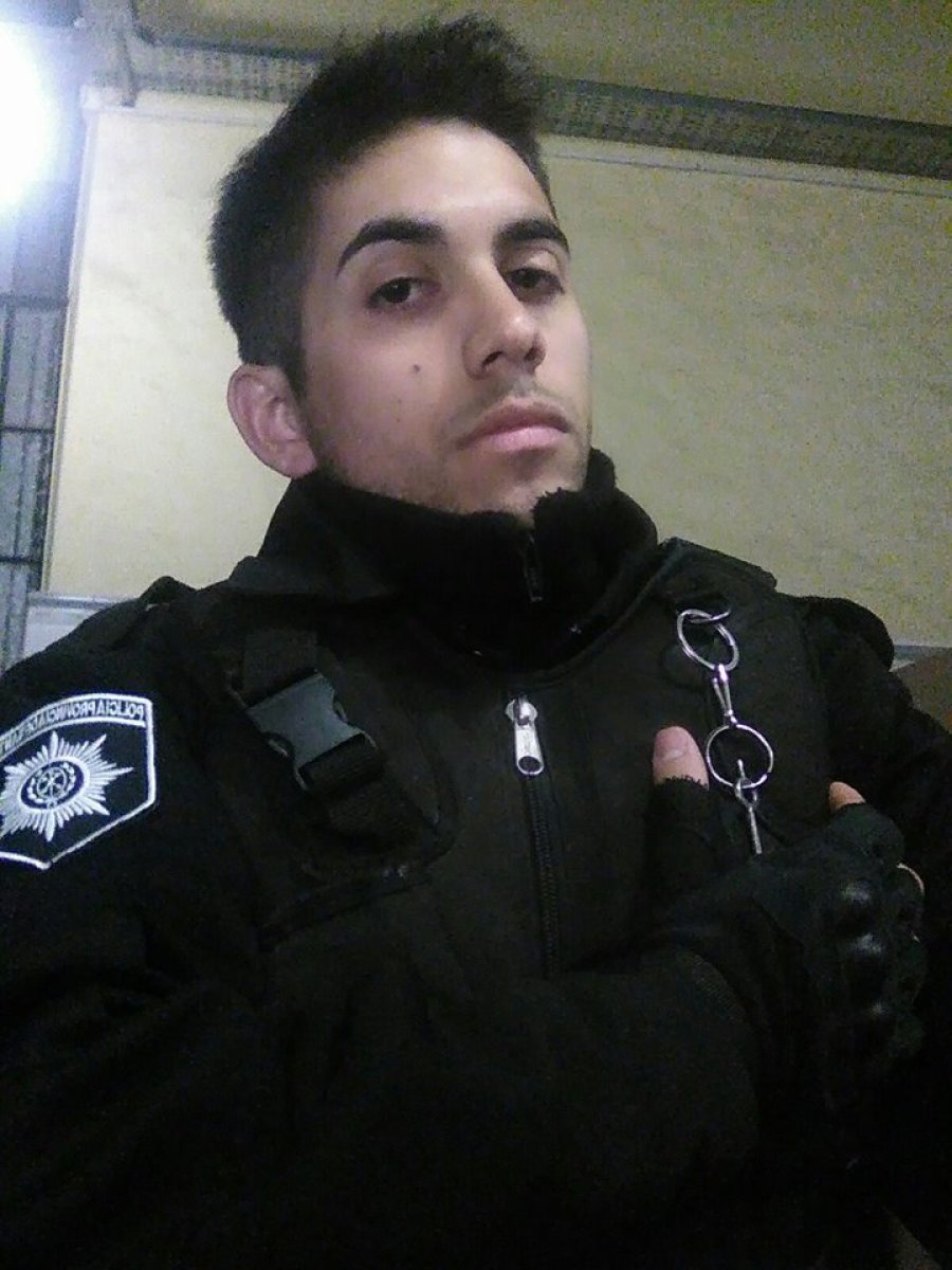 FOTO RADIO BELGRANO DE SUARDI ESCENA. Un m&oacute;vil policial cerca de la casa donde ocurri&oacute; el femicidio.  FOTO FACEBOOK JOVEN POLICIA. Franco Fern&aacute;ndez, en una foto con su uniforme laboral.