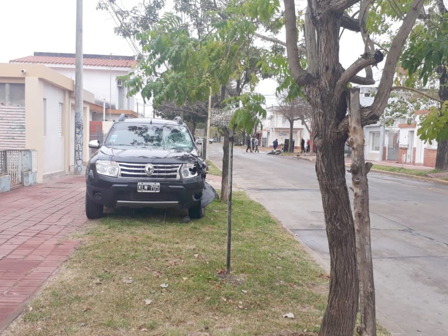 ESCENA. La moto y el casco quedaron sobre calle V&eacute;lez Sarsfield.  AUTO. Termin&oacute; su recorrido sobre la vereda.
