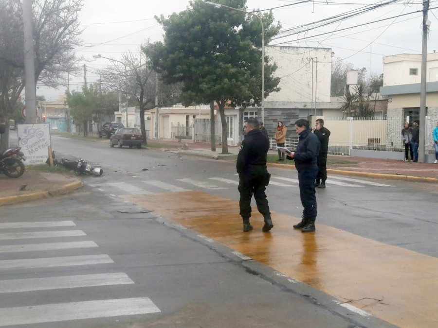 ESCENA. La moto y el casco quedaron sobre calle Vélez Sarsfield.  AUTO. Terminó su recorrido sobre la vereda.