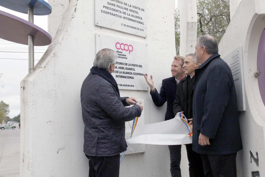FOTO F. MELCHIORI// PLACA./ Eduardo Fontela, Gonzalo Toselli, Rub&eacute;n Volpato y Ariel Guarco al descubrirla.