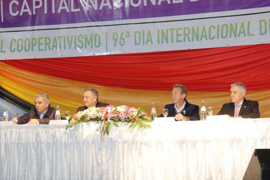 FOTO F. MELCHIORI// PLACA./ Eduardo Fontela, Gonzalo Toselli, Rubén Volpato y Ariel Guarco al descubrirla.
