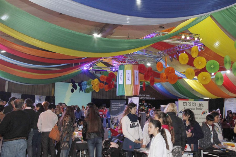 FOTO F. MELCHIORI// COLMADO./ As&iacute; luci&oacute; el sal&oacute;n de fiestas de Libertad, cubierto de stands y much&iacute;simo p&uacute;blico  recorri&eacute;ndolos.