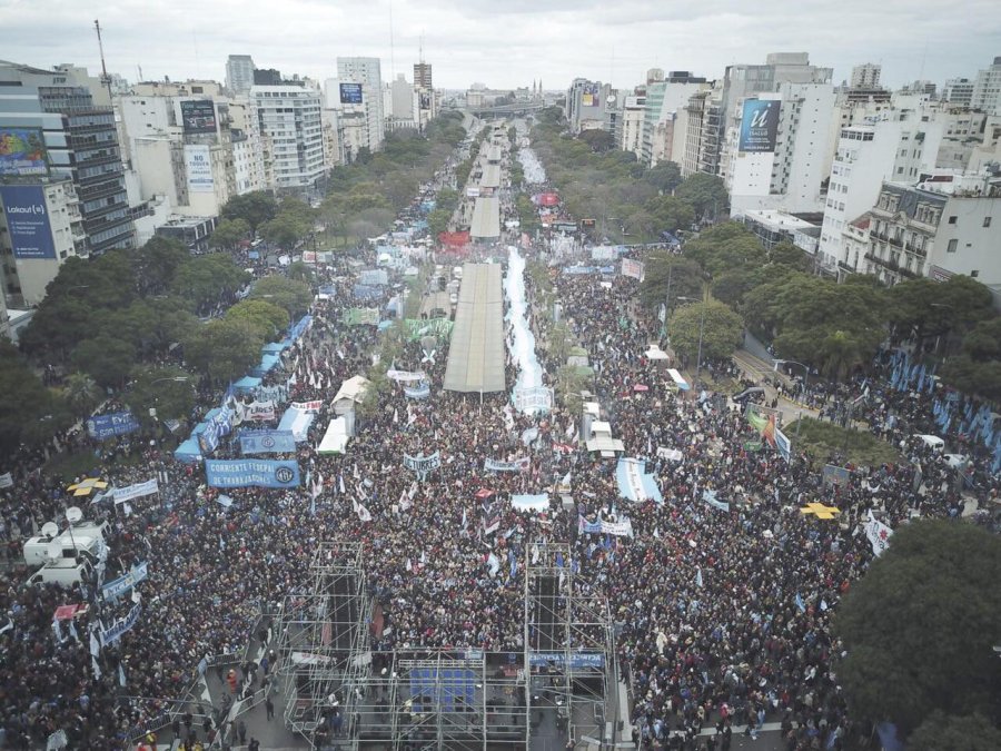 FOTO NA PROTESTA. Una multitud particip&oacute; de la concentraci&oacute;n frente al Obelisco porte&ntilde;o.