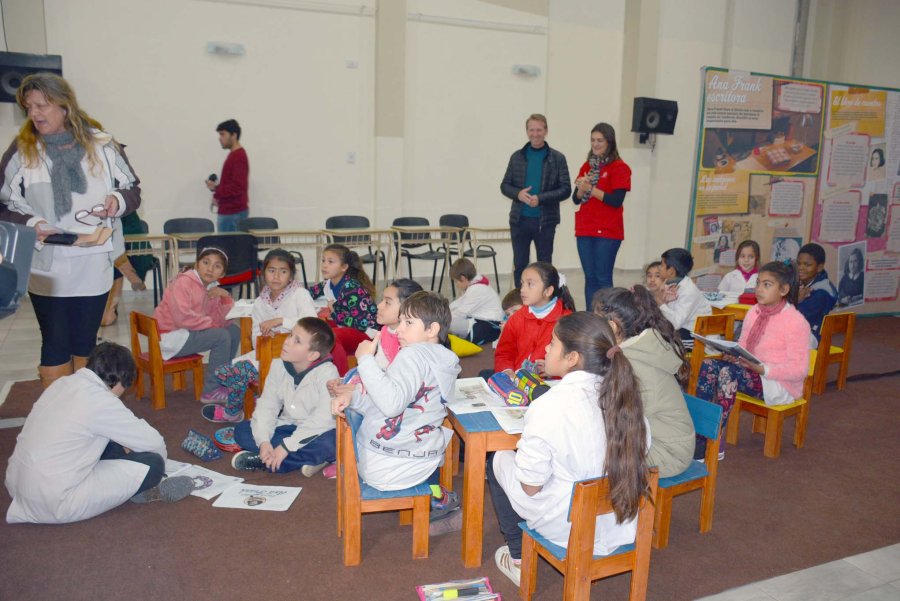 FOTO COMUNICACION// EN LA MUESTRA./ Un grupo de escolares disfrutando de la propuesta.