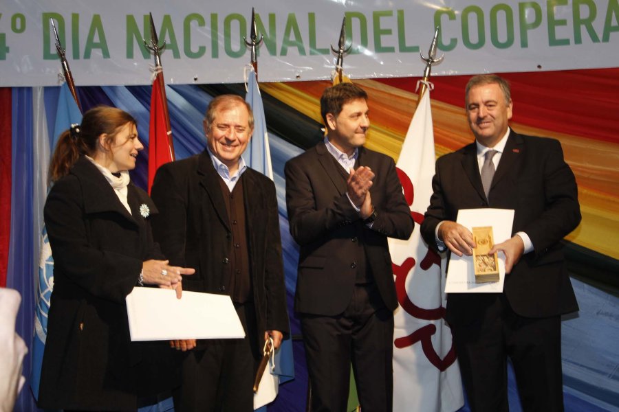 FOTO F. MELCHIORI// DISTINCIONES./ Ariel Guarco recibió la Declaración de Interés Ciudadano y un presente, de manos de ediles, y el Decreto como Huésped de Honor y un obsequio, por parte del Ejecutivo.