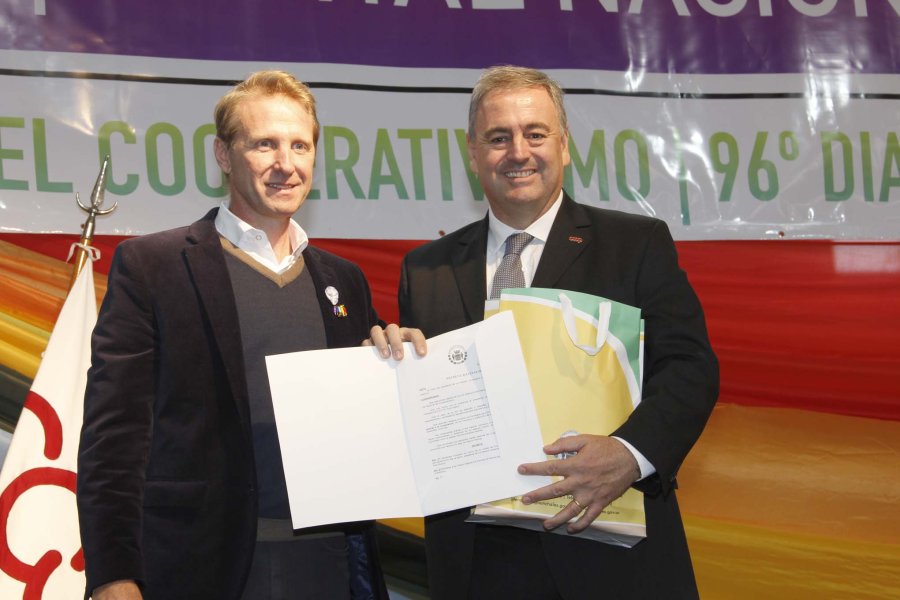 FOTO F. MELCHIORI// DISTINCIONES./ Ariel Guarco recibi&oacute; la Declaraci&oacute;n de Inter&eacute;s Ciudadano y un presente, de manos de ediles, y el Decreto como Hu&eacute;sped de Honor y un obsequio, por parte del Ejecutivo.