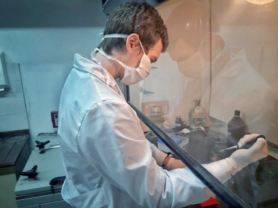 FOTO PRENSA ESCUELA// MARIANO BRASCA./ El estudiante en una instancia de preparaci&oacute;n. EQUIPO./ El grupo que representar&aacute; al pa&iacute;s.