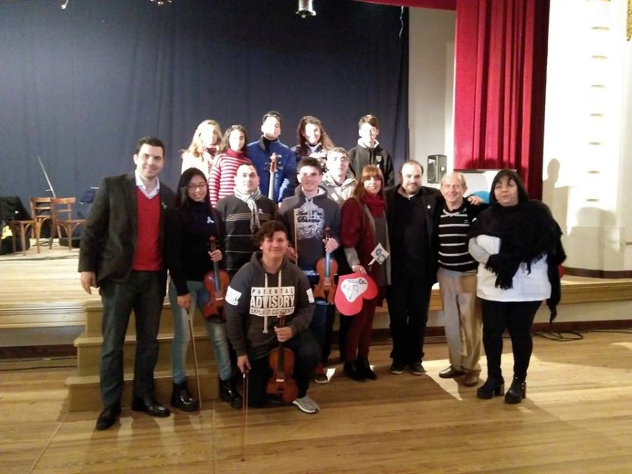 CELEBRACION./ Autoridades y chicos que participaron de la ceremonia.