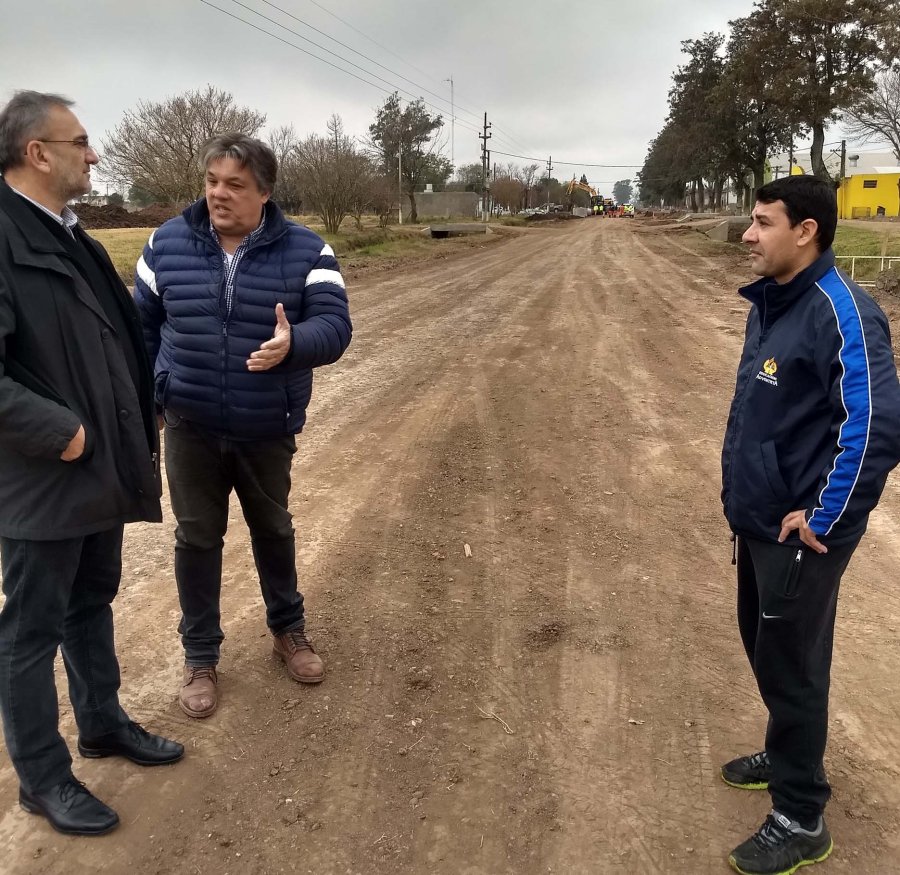 FOTO PRENSA AC// RUTA 63 S./Alcides Calvo y Daniel Arcidiácono recorriendo la vía de comunicación. PARROQUIA./ Prosigue reparándose  en forma integral el edificio