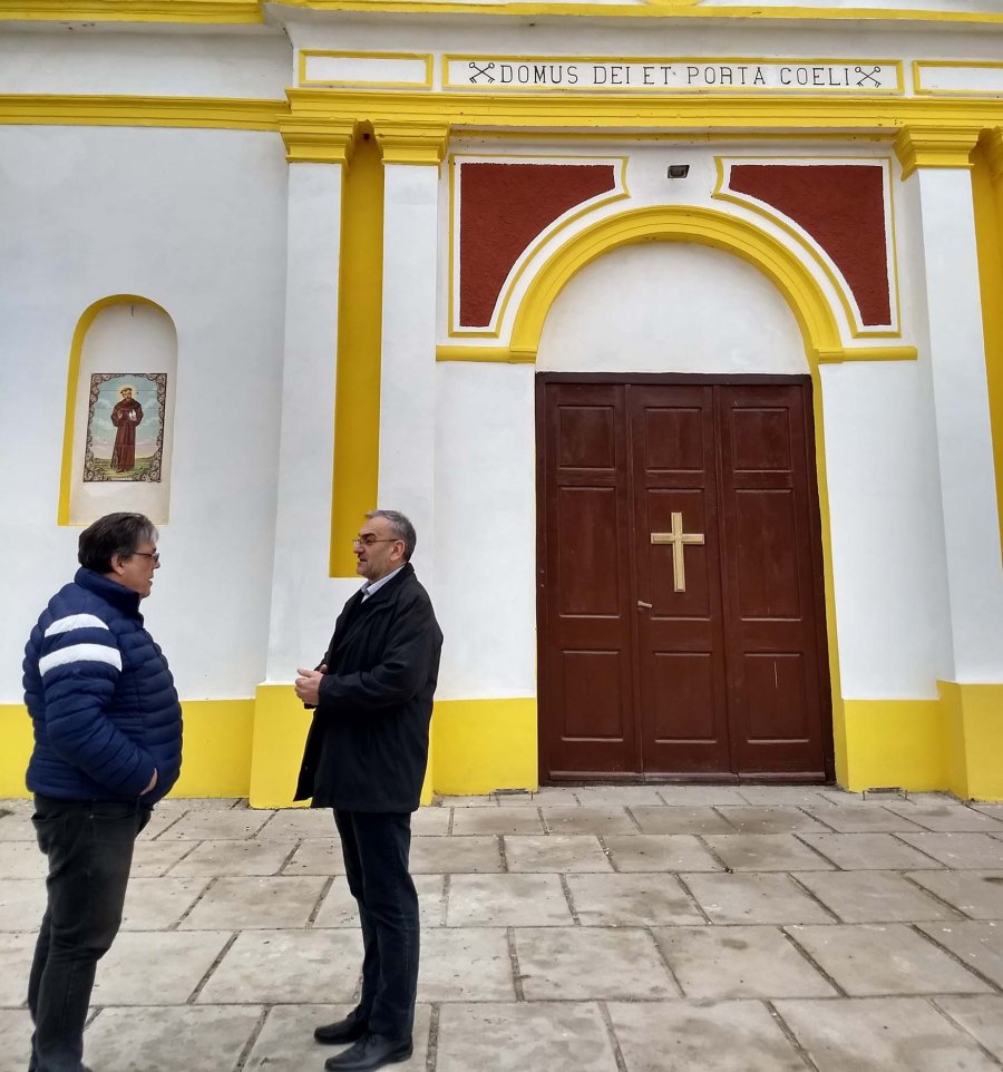 FOTO PRENSA AC// RUTA 63 S./Alcides Calvo y Daniel Arcidi&aacute;cono recorriendo la v&iacute;a de comunicaci&oacute;n. PARROQUIA./ Prosigue repar&aacute;ndose  en forma integral el edificio
