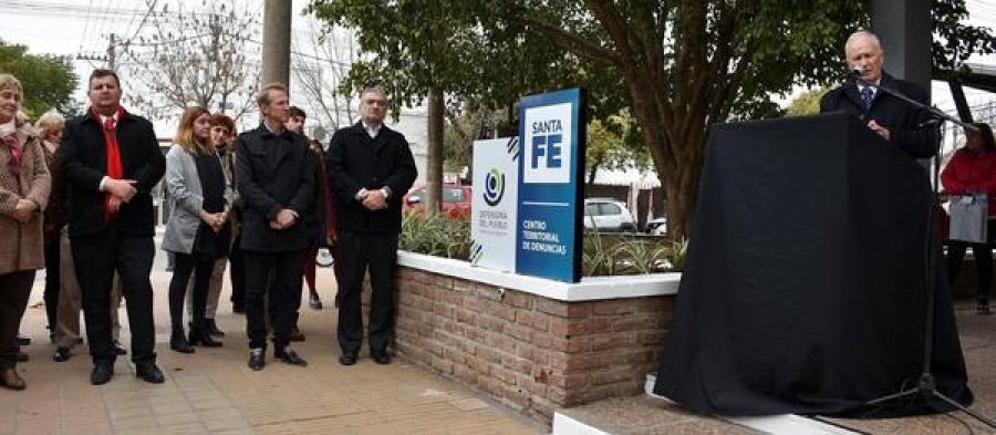 FOTO PRENSA DEFENSORIA./ INAUGURACION./ Mensaje de Lamberto seguido con atenci&oacute;n por Gustavo Baggini, Gonzalo Toselli y Alcides Calvo.