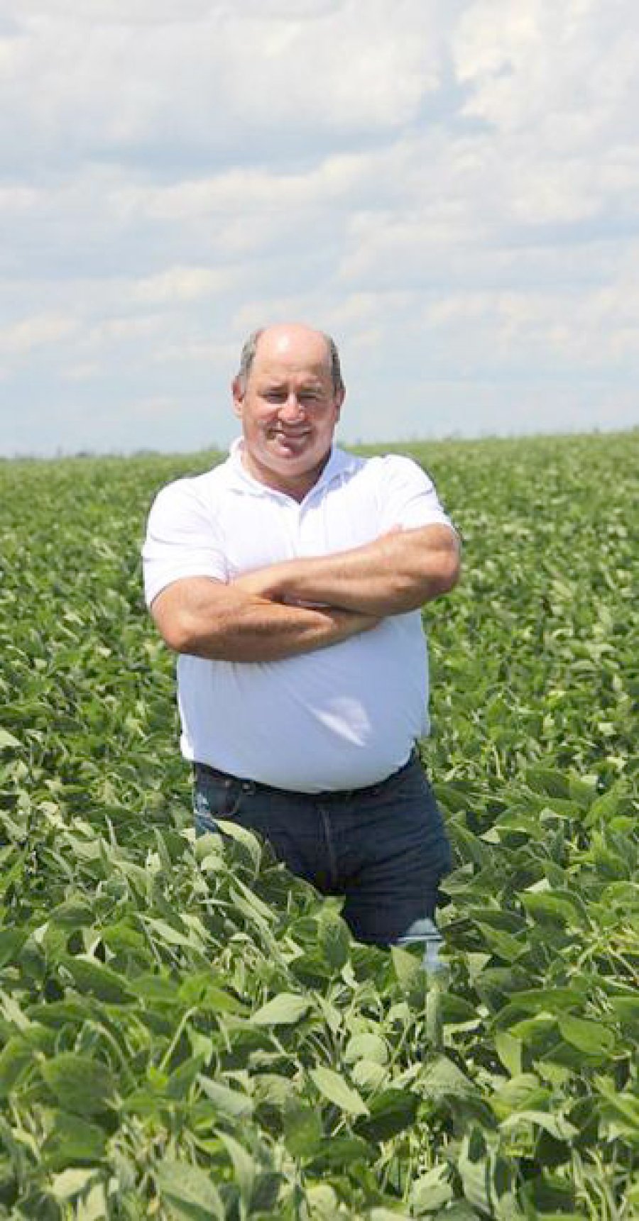 FOTO ARCHIVO  PRODUCTOR. El ingeniero agr&oacute;nomo y empresario Julio C&eacute;zar Busato, rodeado de soja.