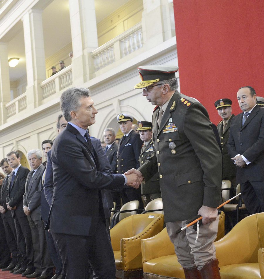 FOTO NA MACRI. Durante el encuentro con autoridades militares.