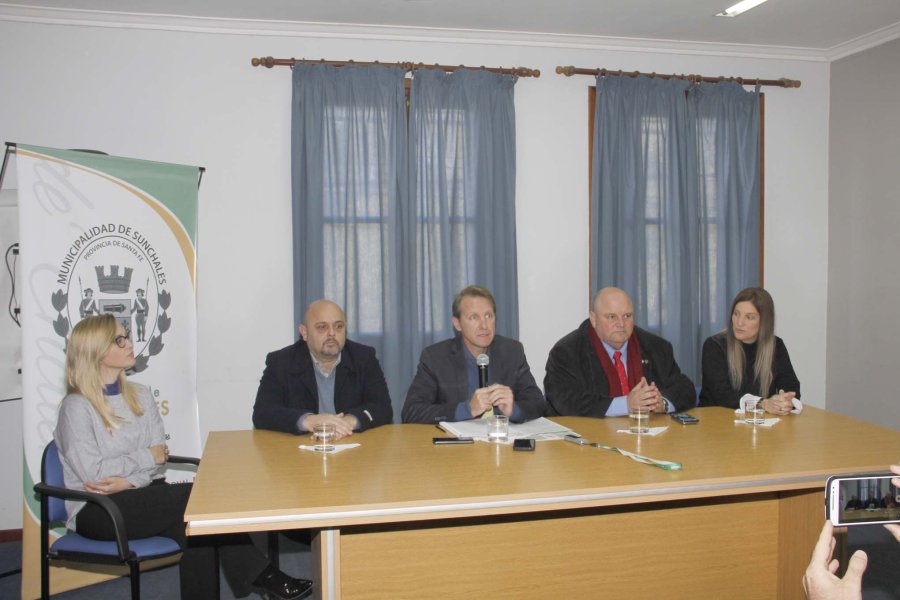 FOTO F. MELCHIORI// REUNION INFORMATIVA./ Gisela Craft; Mariano  Bonino, Gonzalo Toselli, Gustavo Sella y Fabrina Girard.