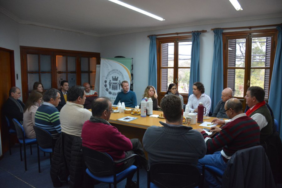 FOTO COMUNICACION// ENCUENTRO./ Vista general de la reuni&oacute;n concretada el pasado martes 10 en el Sal&oacute;n Azul de la Municipalidad.