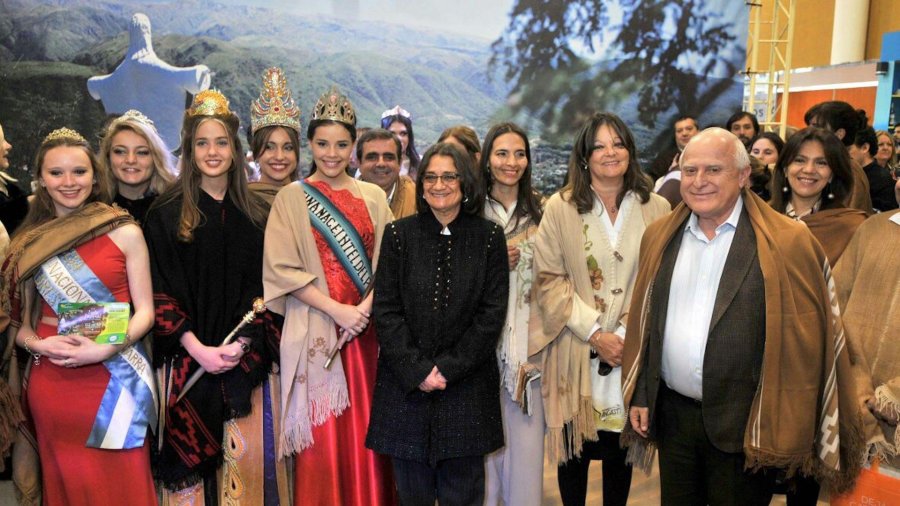 FOTO SCS/ FIESTA./ Nuestro Gobernador posa junto a bellezas y autoridades, luciendo la tradicional prenda que da nombre a la celebraci&oacute;n.