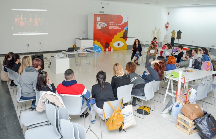 FOTO CP// WORKSHOP./ Uno de los encuentros desarrollados en el Viejo Mercado. MARIELA./ La vestuarista uruguaya conduciendo la actividad.