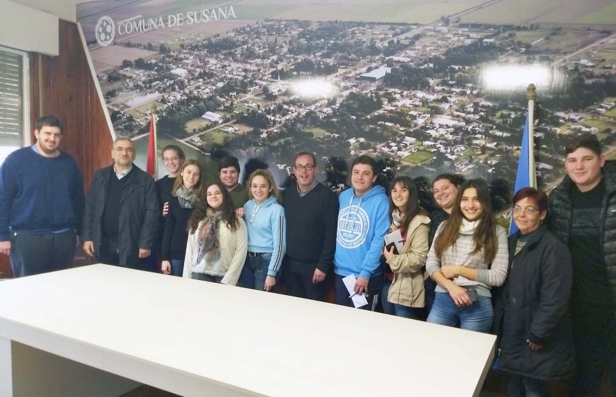 FOTO PRENSA AC// EN SUSANA./ El legislador y el titular comunal con los estudiantes.
