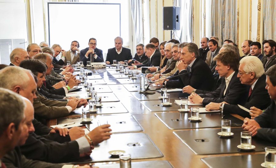 FOTO NA CARNES. Macri junto a sus funcionarios con representantes del sector c&aacute;rnico.