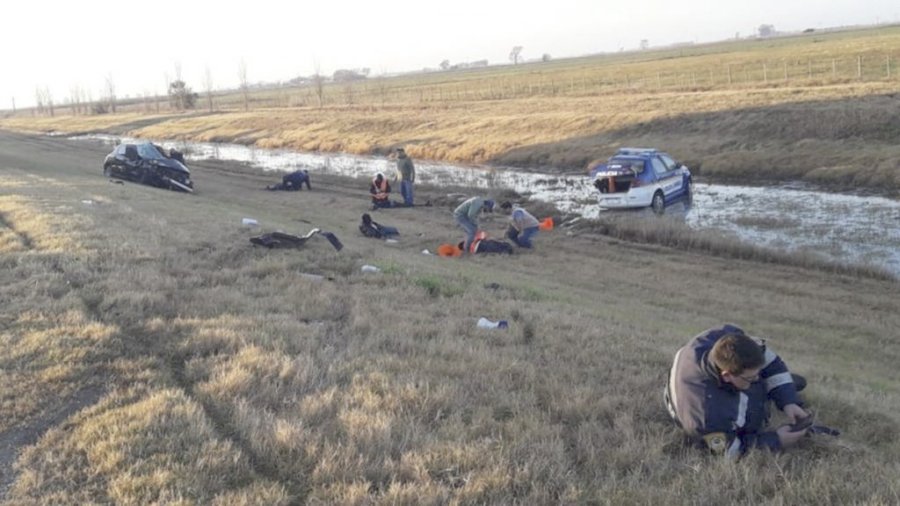 FOTO NA LABRABAN UNA MULTA. Un efectivo de la Polic&iacute;a Caminera muri&oacute; y otros cuatro resultaron heridos.