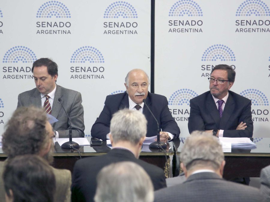 FOTO NA SENADORES. Mario Fiad, Dalmacio Mera y Pedro Guastavino presiden el plenario de comisiones.