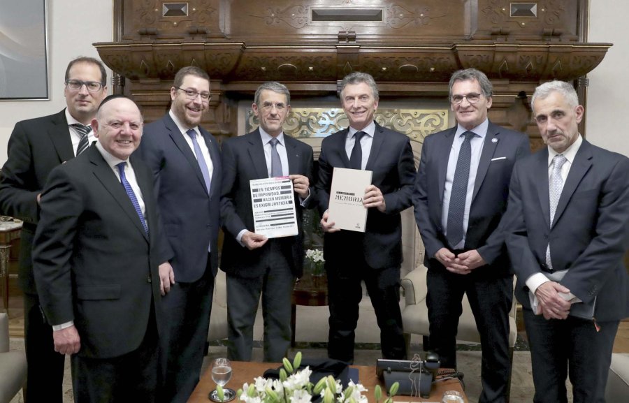 FOTO NA EN CASA DE GOBIERNO. Macri en su despacho con las autoridades de la AMIA.