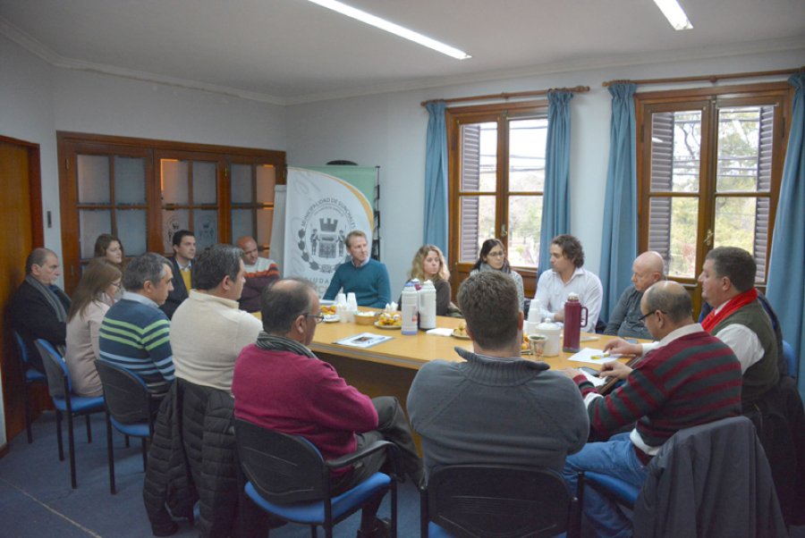 FOTO PRENSA COMUNA// CORRALON./ Estado que presenta la obra del nuevo corralón comunal.  EN SUNCHALES./ Vista del encuentro desarrollado en el Salón Azul del Edificio Municipal.