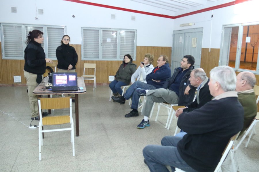 FOTO J. BARRERA ENCUENTRO. Agentes de la GUR ense&ntilde;aron medidas concretas de prevenci&oacute;n del delito a vecinos.