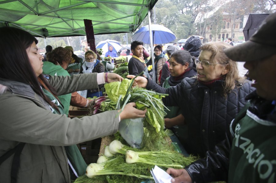 FOTO NA VERDURAS. Se entregaron sin cargo frente a la sede de la Rural porte&ntilde;a.