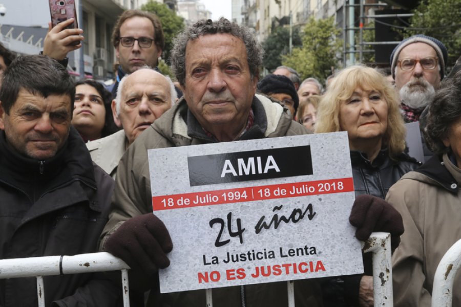 FOTO NA HOMENAJE. Familiares de las v&iacute;ctimas en el acto en calle Pasteur.