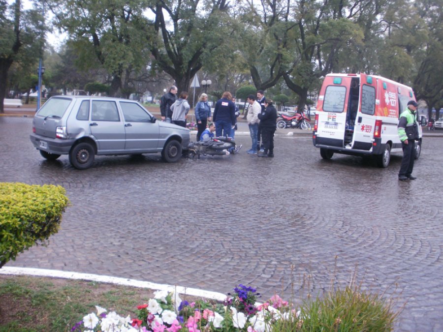 FOTO LA OPINION PLENO CENTRO DE RAFAELA. Un auto y una moto chocaron en Av. Santa Fe y Lavalle.