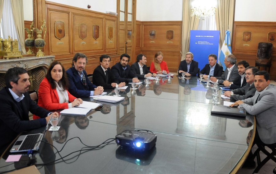 FOTO NA DIALOGO. Frigerio y Dujovne con representantes de provincias.
