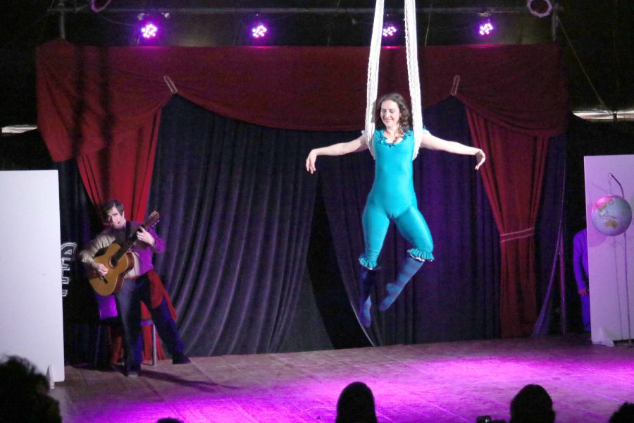 FOTO J. BARRERA// INTERNACIONAL VAMOS A MARTE./ Los protagonistas en plena acci&oacute;n. ACROBATA ./ Tristana Muraro en estupendo show.