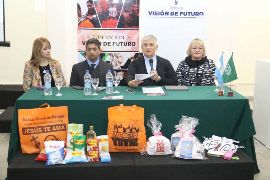 FOTO F. BARRERA// IMPACTO TOTAL./ El programa est&aacute; desarroll&aacute;ndose en nuestra ciudad, Daniel y Carla Duarte, Omar Cabrera y Alejandra Cabrera, durante el anuncio.