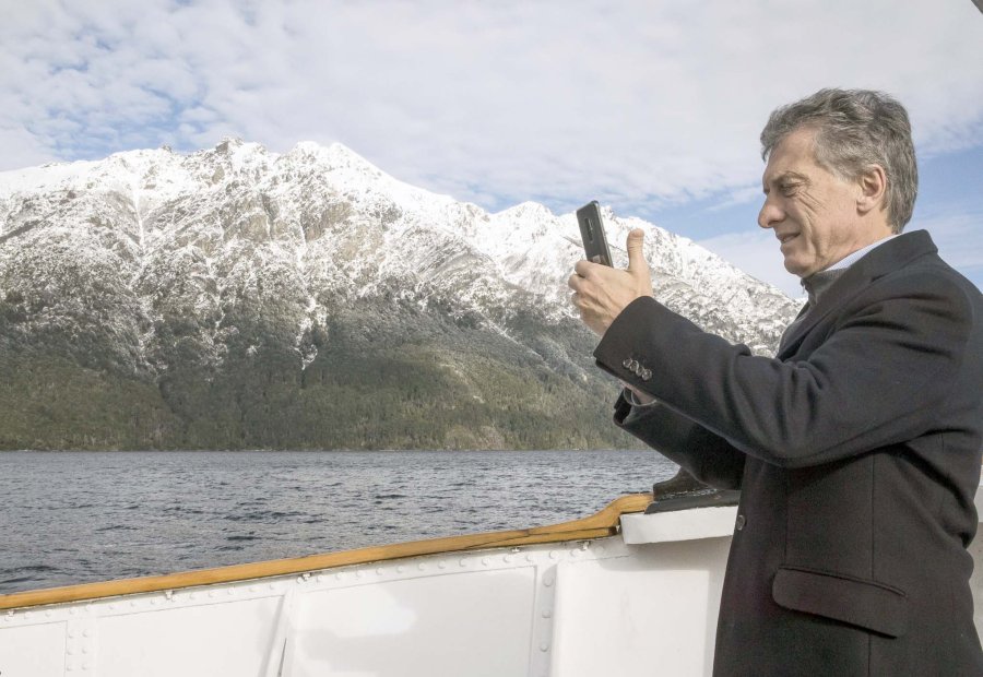 FOTO NA TURISMO. Macri en la embarcaci&oacute;n Modesta Victoria.