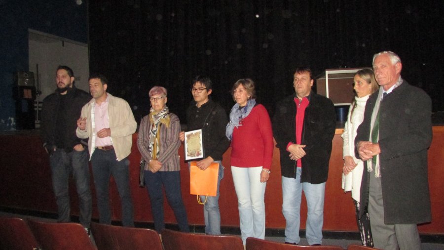 FOTO PRENSA MUNICIPALIDAD// DECLARATORIA DE INTERES./ Instantes en el que el elenco recibe la distinci&oacute;n.