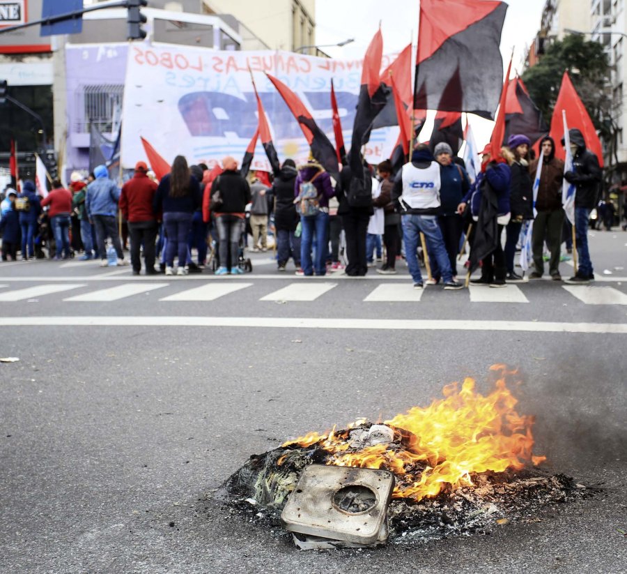 FOTO NA PROTESTAS. Sectores de izquierda repudiaron al Fondo Monetario.