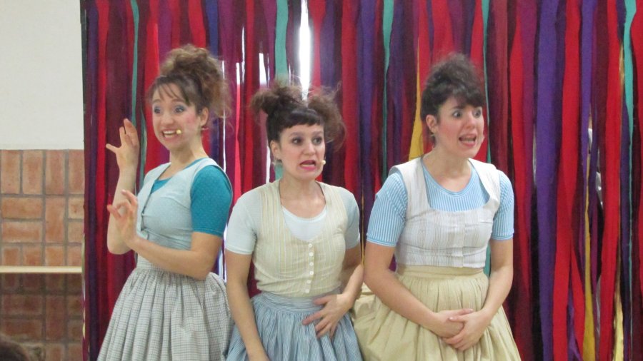 FOTO PRENSA MUNICIPALIDAD // LAS HERMANAS MISTERIO./ El celebrado elenco en plena acción. OPERA PRIMA./ Un cuadro de la propuesta ofrecida el viernes por la noche.