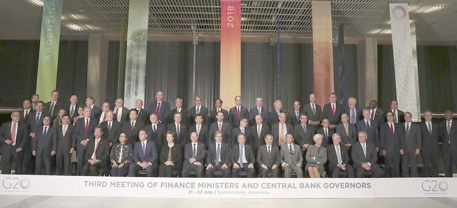 FOTO NA POSTAL. La foto de familia de los participantes en la reuni&oacute;n.