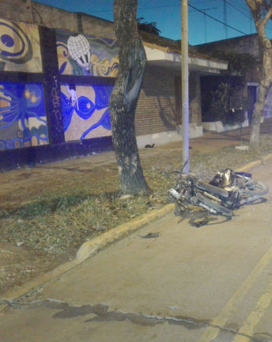 FUERTE IMPACTO. Por razones que se desconocen el motociclista perdi&oacute; el control del rodado.