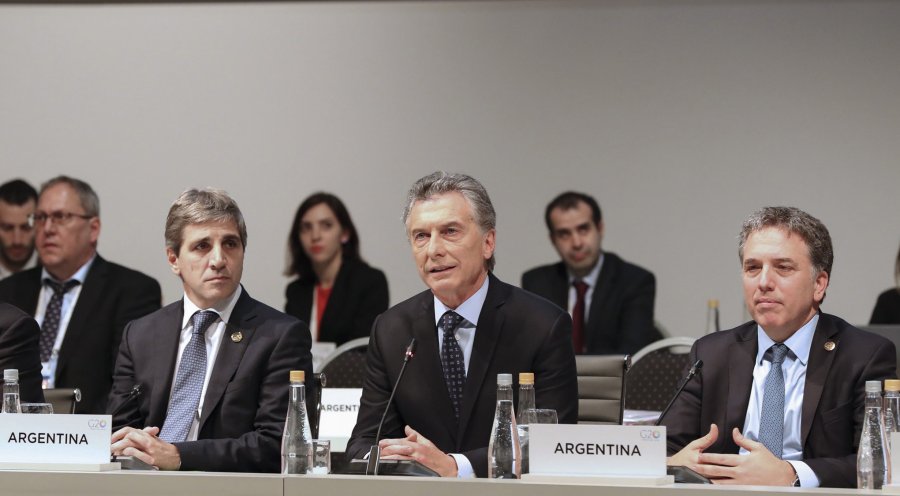 FOTO NA G20. Macri acompa&ntilde;ado por Caputo y Dujovne en el CEC de Buenos Aires.